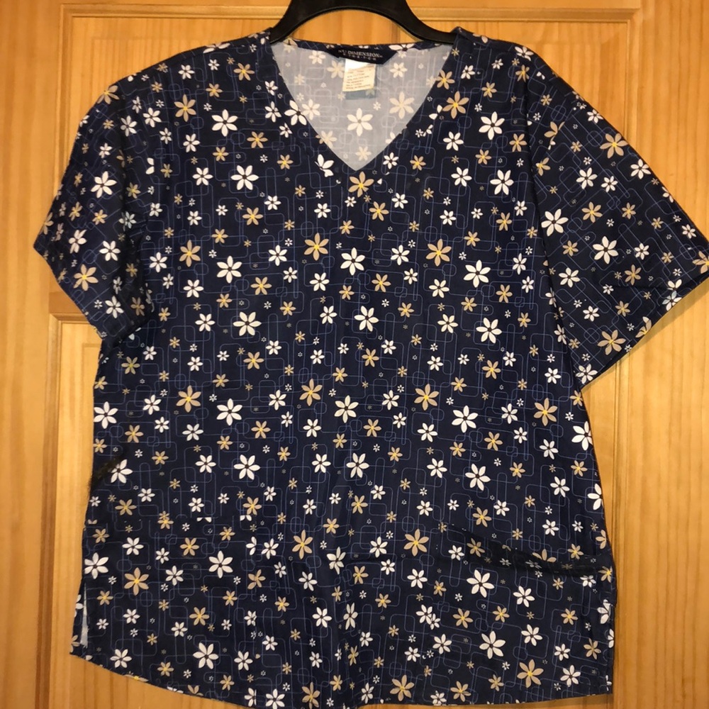 Floral scrub top 🌸🌼